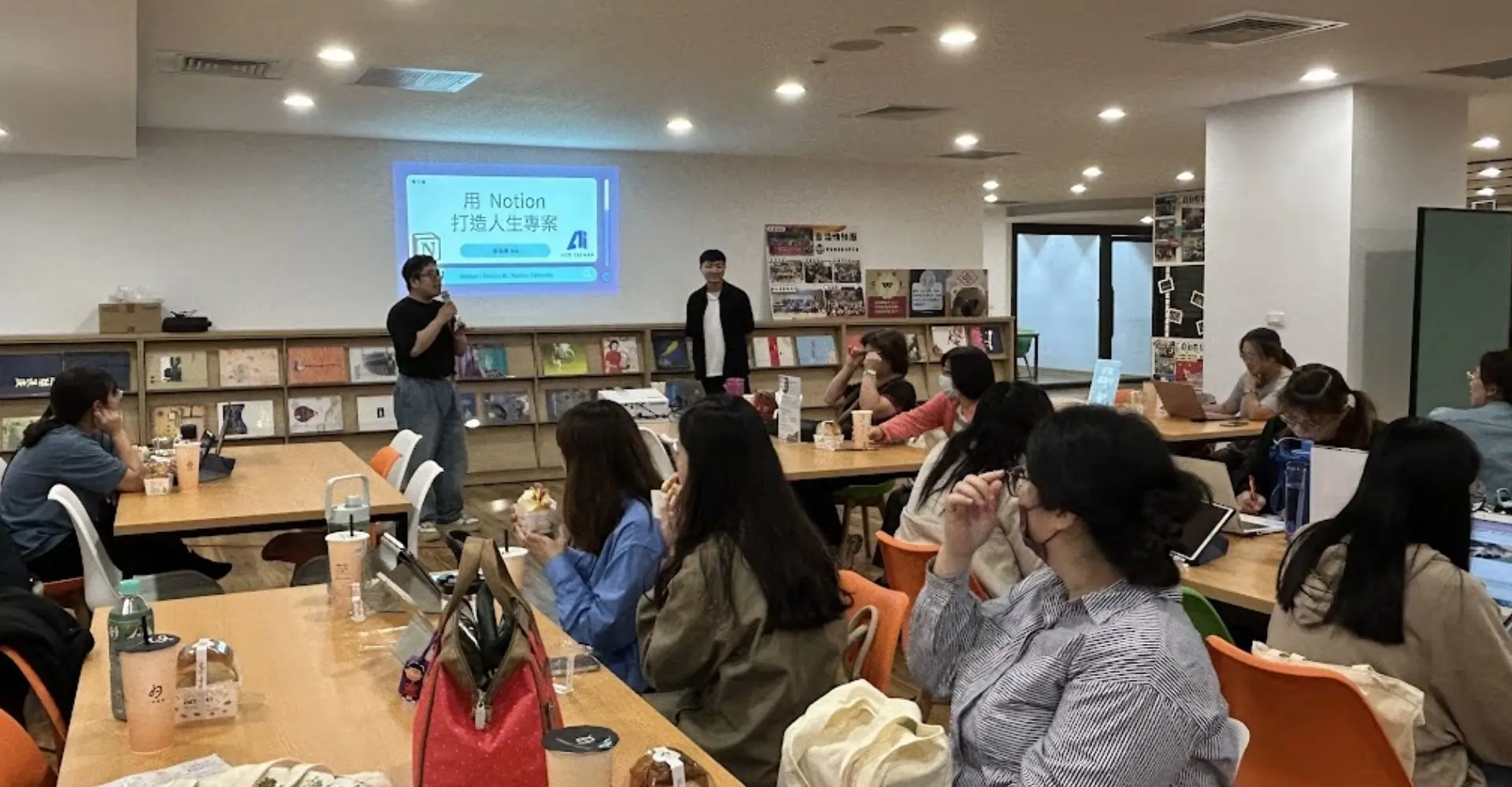 AI for Taiwan 工作坊講師與學員在現場交流